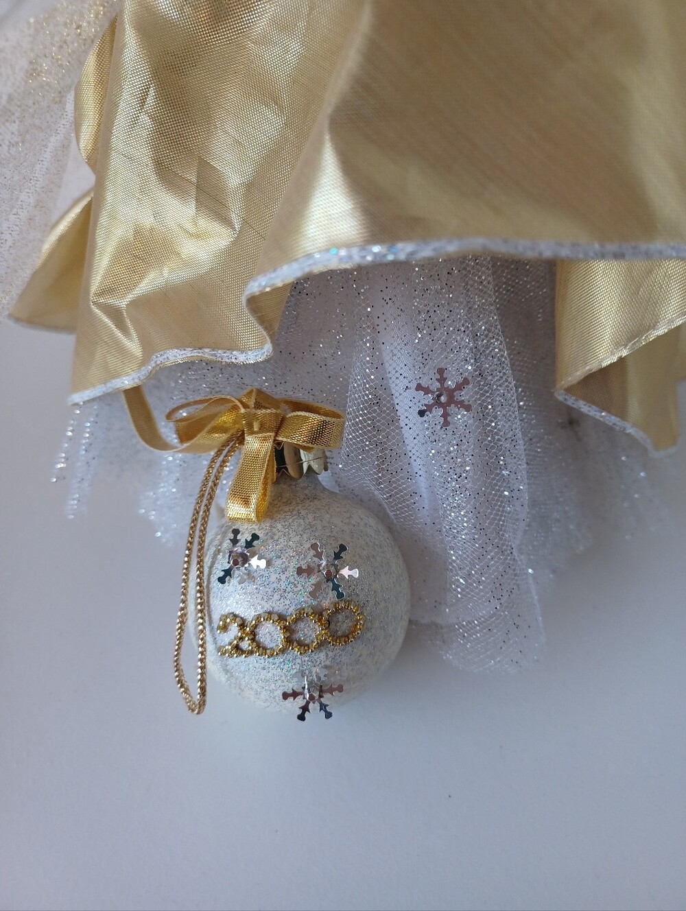 Celebration Barbie Special 2000 Edition Gold Dress With Stand‎ And Ornament Toy - Picture 8 of 9